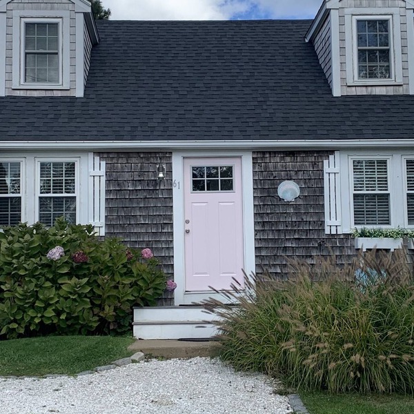 Within walking distance to beaches, restaurants & shops. Great family getaway.