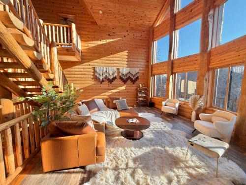 Wolf Laurel Lodge - Luxury Log Cabin Retreat for Private Gatherings