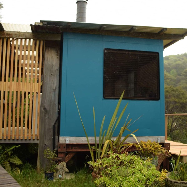 Woody Mamaku Retreat . Eco stay close to sea and nature.