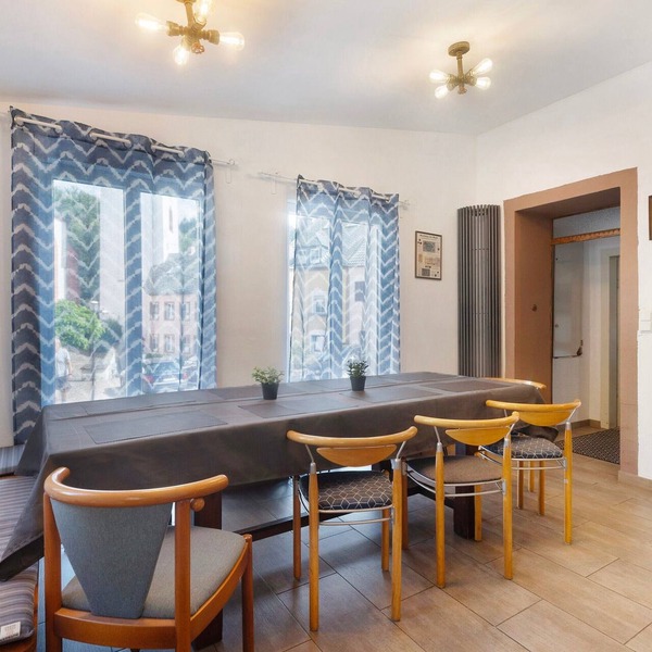 Worker Accommodation 'Alte Münze' with 3 Bedrooms, 3 Bathrooms, and Parking