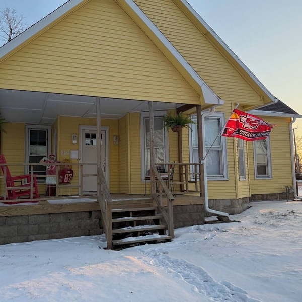 World Cup Ready-Tailgate Central-3 bed 2 bath house with Pardio and Golden Tee!