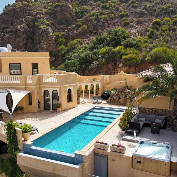 "Wow Factor" Very Private Luxury Villa with infinity pool, hottub, media & gym