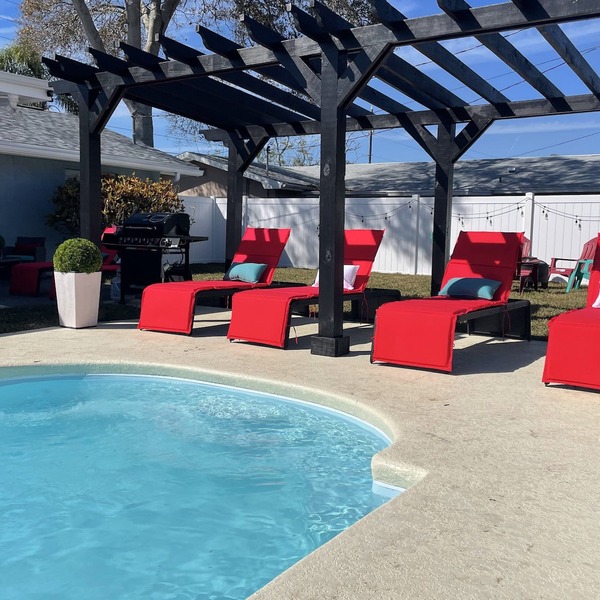 ☀️WOW☀️ UPDATED with HEATED POOL & HOT TUB HOME 5 MIN TO BEACH 3BD 2BA 2 KING BEDS