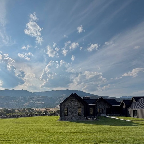 Yellowstone Drift Lodge Paradise Valley MT on the banks of the Yellowstone River