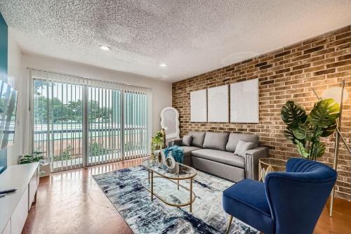 Your 2B Getaway - Steps 2 Dtwn - Sleeps 6 - Pool and Prkg