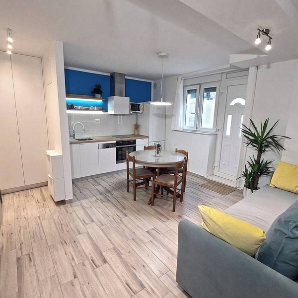 Your perfect sunny retreat in the city center, with private parking included!