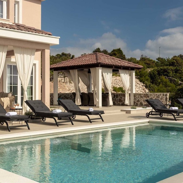 Your Seaview Haven for 8 with Saltwater Pool, close to beaches