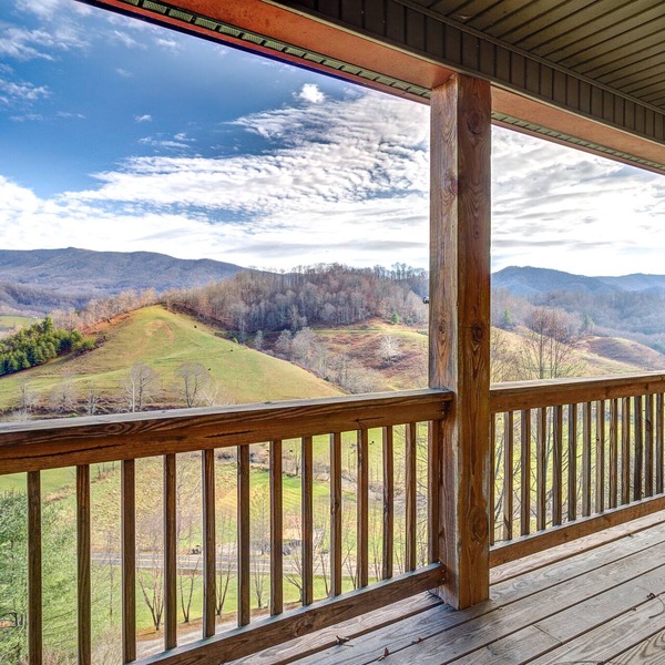 Your Secluded Retreat with Breathtaking Views, Hot tub & Game room