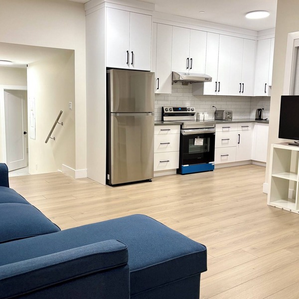 Your White Rock Beach Getaway: 2BR Suite, Modern Living, and Ocean Proximity!