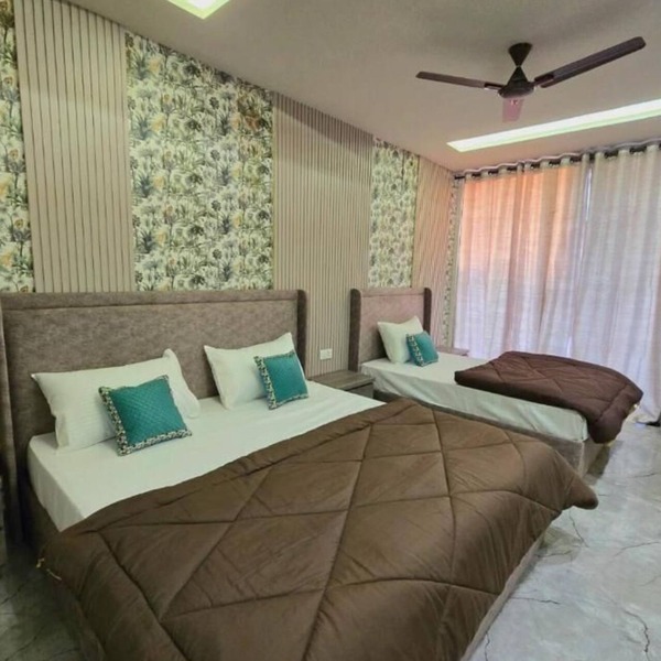Zipcode Stay : Deluxe Triple Room