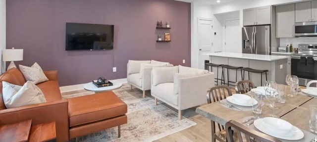 1/2 Block from King Street, Elegant Old Town Oasis ~ King Bed♛ ~ Free Parking