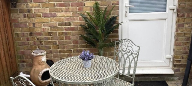 1 Bed Studio - Sleeps 2 - Smoking - Parking - Wifi