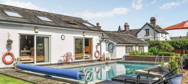 1 bedroom accommodation in Hale Village, near Liverpool