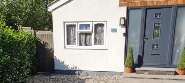 1 Bedroom Annex - 2 Mins From Train Station