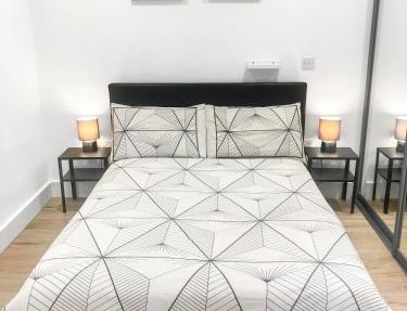 1-BR Flat next to Heathrow Airport London, 3-Beds, Free Parking