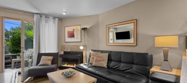 1 Pacific Surf: Cozy Town Home | Walk to Beach | Dog-Friendly