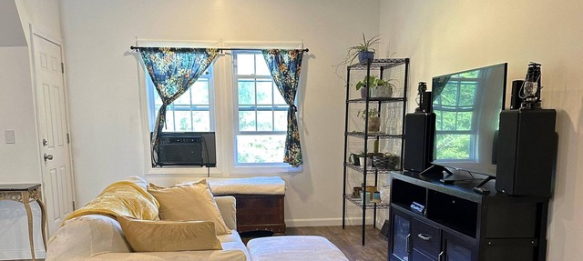 1 private bedroom & private half bathroom in shared home