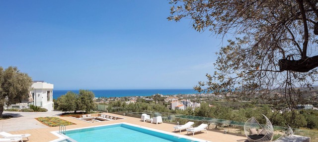 100m2 heated pool, absolute privacy and mesmerising views!