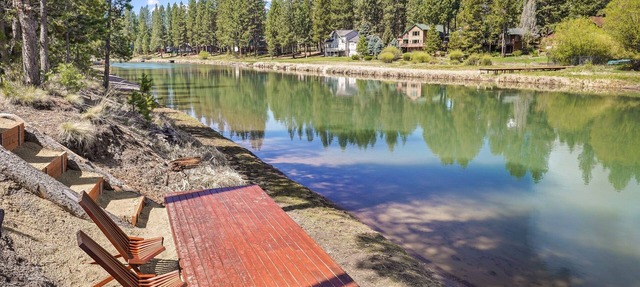 110 Crane - Spectacular River Front + Access, Hot Tub, Ping Pong, South of Sunriver Resort