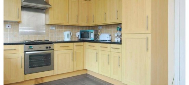 12min walk to the O2 and North Greenwich station. 4 bed townhouse with garden