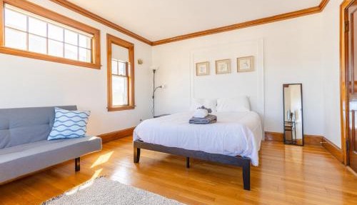 154 Quite & Bright & Spacious Apt in Brighton