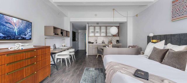 17John: Executive King Suite with Sofa Bed