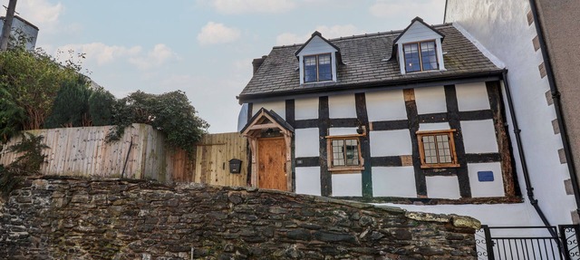 18 CHURCH STREET, pet friendly, with open fire in Llangollen