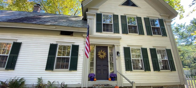 1830 Greek Revival Farmhouse + saltwater hot tub near Stratton Mountain