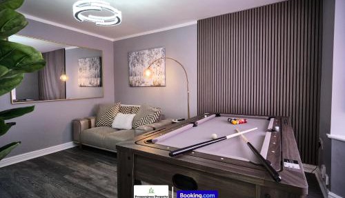 2 BDR House By Prospergress Property Short Lets & Serviced Accommodation Coventry 5 minutes walking from Arena Shopping Park and Coventry Building Society Arena Stadium With Self-Check-In, Free Parking and Large Garden & Patio, Pool Table and Games