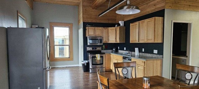 2 bed/1 bath - great central location - near ferry terminal, shops & more