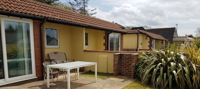 2 bed comfortable bungalow with garden, one dog allowed. 15 minutes to beach.
