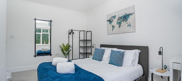 2 Bed Contractor Accommodation - 15min Drive to Heathrow & Windsor