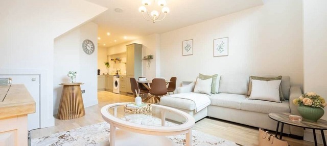 2-Bed Modern Duplex | Parking | 1 Min to Station