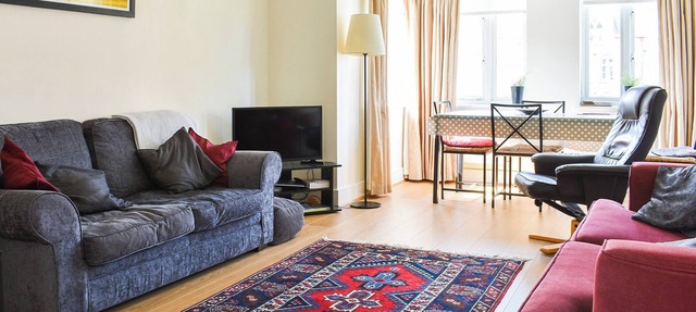 2 bedroom accommodation in Leatherhead, near Surrey