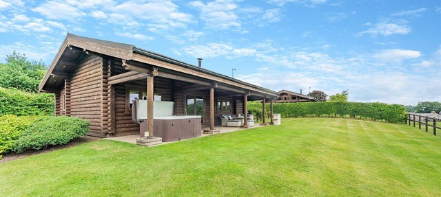 2 bedroom accommodation in Broxton, Nr Chester