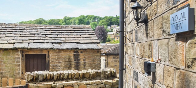 2 bedroom accommodation in Holmfirth