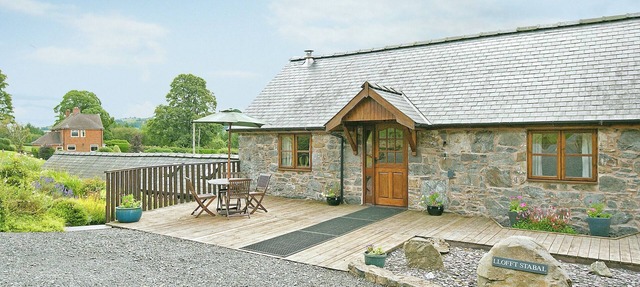 2 bedroom accommodation in Llanerfyl