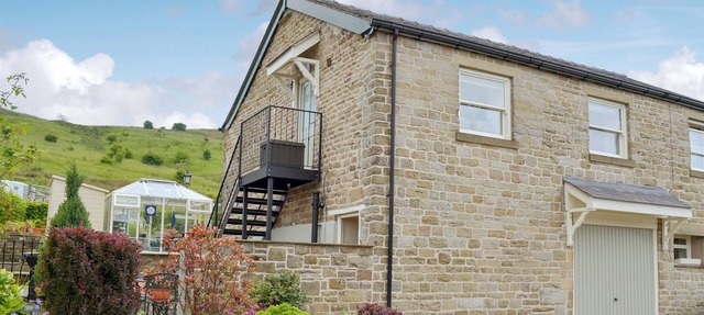 2 bedroom accommodation in Mossley
