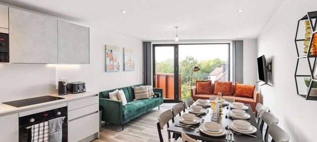 2-Bedroom Apartment with Patio near Underground Station