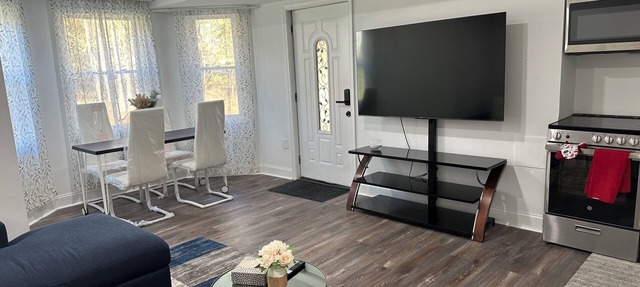 2-bedroom apartment in charming Silver Spring with AC