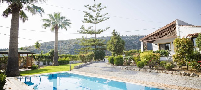 2 bedrooms+studio, ideal for kids, 36m² pool, 2.500m² garden, 2,5km from town