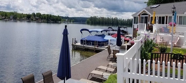 2 BR condo with sleeping loft right on Lake Winnisquam