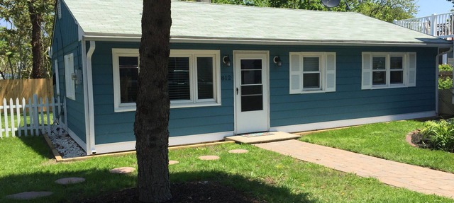 2 BR house (sleeps 7) Dog friendly, walking distance to the mall & beach!