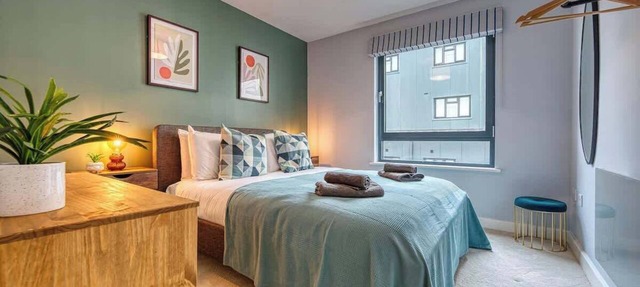 2-BR Spacious & Central Flat, near Ocean Village