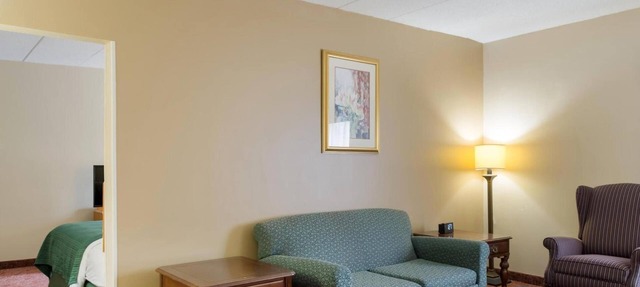 2 Budget-Friendly Rooms near Fresco Smithfield | Free Parking & Pool Access