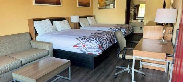 2 Comfortable Rooms Stay Near Attractions – Includes Desk & Private Bath