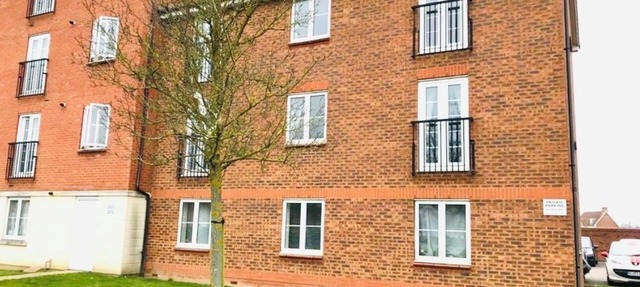 2 Double Bed Flat, En-suite, Top Floor, With Private Parking
