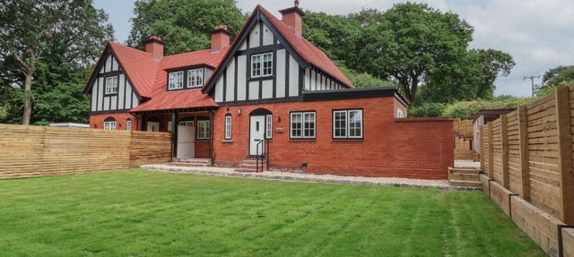 2 Golf Links Cottages