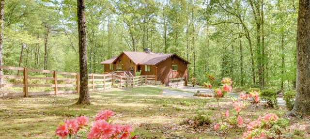 2 Mi to Toccoa Falls: Cozy Getaway w/Yard!
