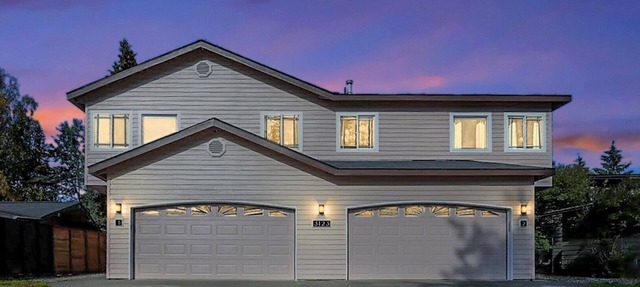 2 Spacious 4-bedroom condo in charming Anchorage with WiFi in UMED district